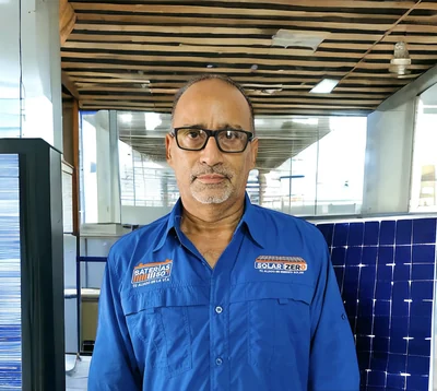 Ingeniero German Rodríguez con uniforme de Solar Zero