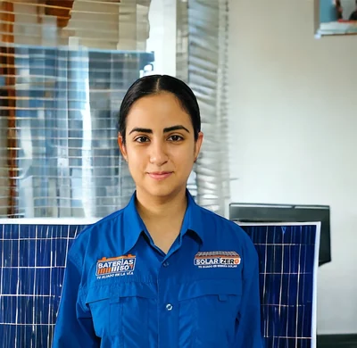 Ingeniera Nathia Chong con uniforme de Solar Zero